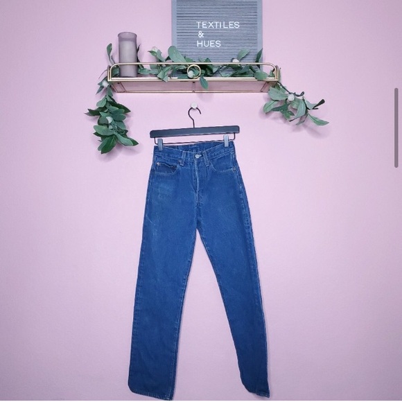 Vintage Levi's 501 High Rise Tapered Jeans - Picture 4 of 15